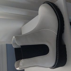 Forever 21 super cute white/black boots